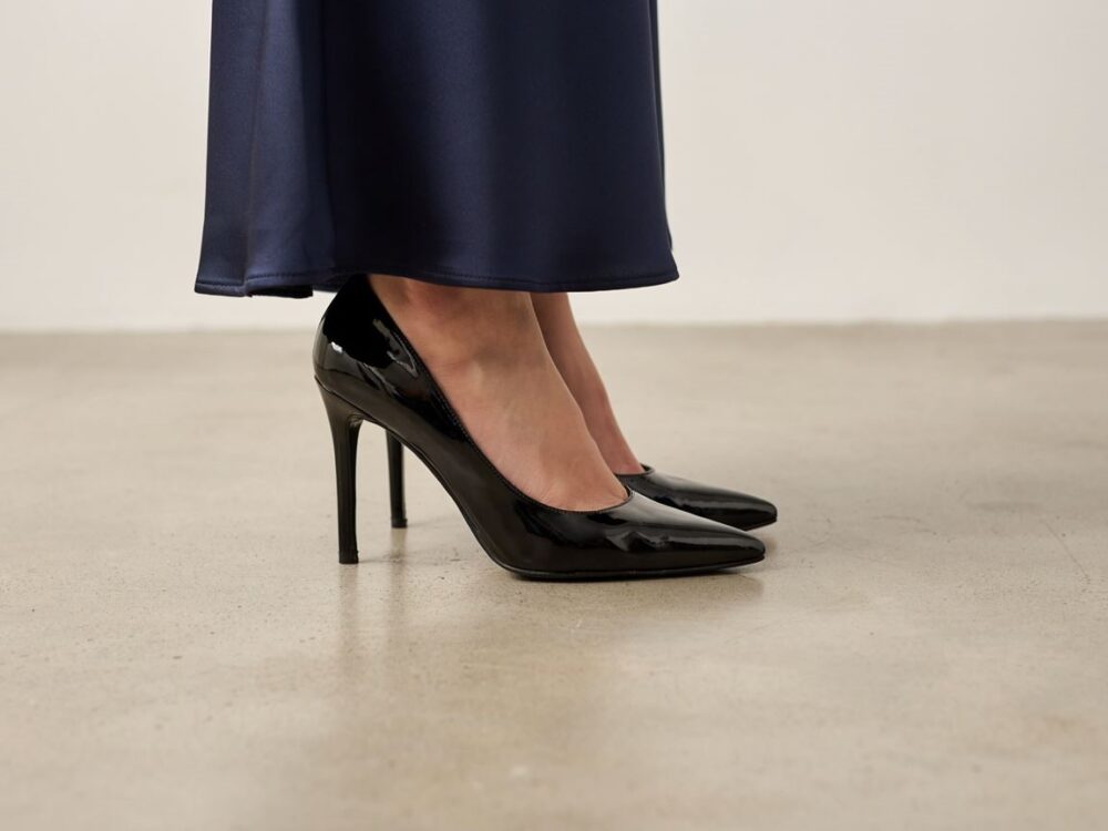 modne buty na obcasie granatowe